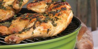 BBQ Basics, Würzige Hähnchenhälften Grillen Unterseite Rezepte Fleisch