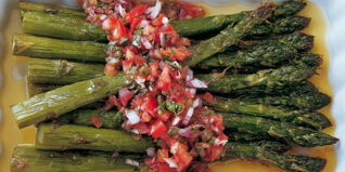 Gegrillter Spargel mit Tomatensauce Gegrillter Spargel mit Tomatensauce