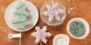 SCHNEEFLOCKEN UND TANNENBÄUME SCHNEEFLOCKEN UND TANNENBÄUME