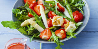 Erdbeer-Spargel-Salat mit Walnussfeta