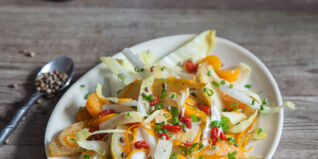 Chicoréesalat mit Birnen und Physalis Chicoréesalat mit Birnen und Physalis