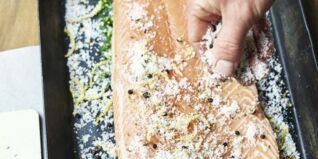 Selbst gebeizter Lachs mit Dill und Gewürzen