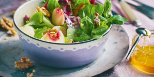 Bunter Salat mit Pfirsichen