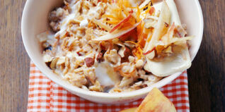 Bircher Apfelmüsli mit Möhren und Rosinen Bircher Apfelmüsli mit Möhren und Rosinen