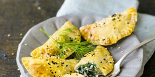 Sambusak mit Spinat und Schafskäse