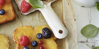 Armer Ritter de Luxe mit Beeren-minestrone Armer Ritter de Luxe mit Beeren-minestrone