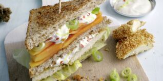 Vollkorn-Club-Sandwich mit Papaya und Limetten-Chili-Schmand