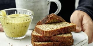 Low-Carb-Eiweißbrot mit Leinsamen Low-Carb-Eiweißbrot mit Leinsamen
