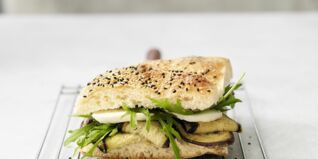 Auberginen-Mozzarella-Fladenbrot