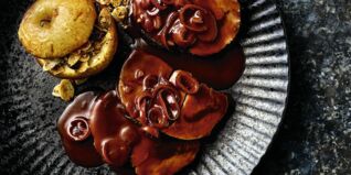 Damwild-Schäufele mit Bratapfel und Rotweinsauce