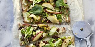 Flammkuchen mit Apfel, Lauch und Haselnüssen Flammkuchen mit Apfel, Lauch und Haselnüssen