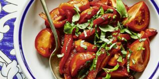 Tomatensalat mit gerösteter Paprika
