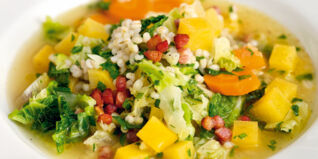 Steckrübeneintopf mit Graupen und Wirsing