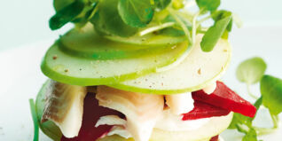 Millefeuille von Apfel, Forelle und roter Bete