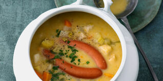 Schüssel Kartoffelsuppe mit ganzen Würstchen und Gemüse - Kartoffelsuppe mit Würstchen Rezept Kartoffelsuppe mit Würstchen