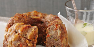 Hackfleischgugelhupf mit Kartoffelsauce