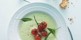 Bärlauchschaum-Suppe mit Karamelltomaten Bärlauchschaum-Suppe mit Karamelltomaten
