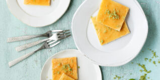 Zitronen-Joghurt-Kuchen mit Basilikumzucker