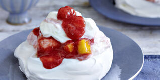 Pavlova mit Rhabarber und Waldmeisterschmand Pavlova mit Rhabarber und Waldmeisterschmand