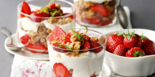 Erdbeer-Kokos-Trifle mit Ingwerstreuseln Erdbeer-Kokos-Trifle mit Ingwerstreuseln