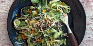Gurken-Avocado-Salat mit Reisnudeln und Meeresspaghetti