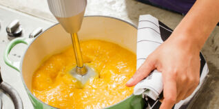 Kürbissuppe im Topf pürieren Küchenglossar Unterseite N-P