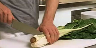 Mangold richtig putzen und verarbeiten