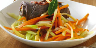 Gedämpfte Rouladen mit Wurzelgemüse Gedämpfte Rouladen mit Wurzelgemüse