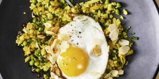 Blumenkohlreis-Pilaf mit Spiegelei