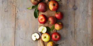 Ganze und halbe, rot-grüne Äpfel - Alle Rezepte mit Äpfeln Äpfel