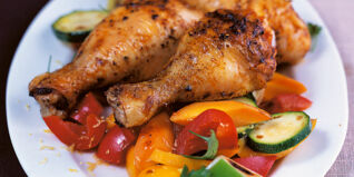 Hähnchenschenkel mit buntem Gemüse Hähnchenschenkel mit buntem Gemüse