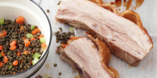 Knuspriger Spanferkelbauch mit Linsen