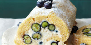Biskuitrolle mit Blaubeercreme