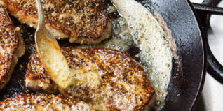 Pfeffersteak mit Kräuterbutter