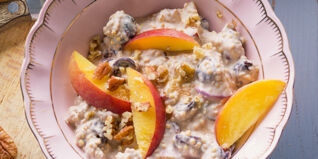 Hirsebrei mit Pfirsich Hirsebrei mit Pfirsich