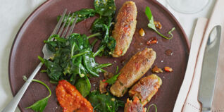 Grünkern-Cevapcici mit Knoblauch-Spinat