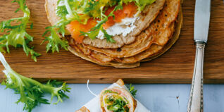 Buchweizenpfannkuchen mit Frischkäse-Lachs-Füllung Buchweizenpfannkuchen mit Frischkäse-Lachs-Füllung