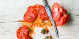 Schnitzel Tomate Mozzarella Tomaten schneiden
