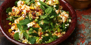 Bulgursalat mit Feta, Pistazien und Harissa-Dressing