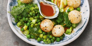 Avocado-Erbsen-Salat mit Reisbällchen und Miso-Dressing