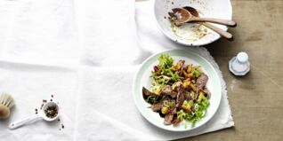 Blattsalat mit Steakstreifen