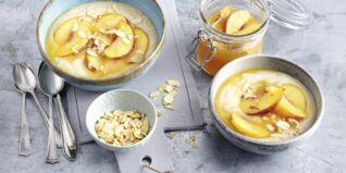 Mandel-Grießbrei mit Nektarinen Mandel-Grießbrei mit Nektarinen