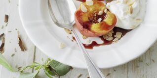 Gewürznektarinen mit Sherrysahne