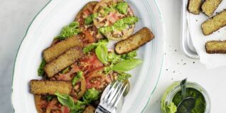 Tomaten-Carpaccio mit Salsa verde und Räuchertofu