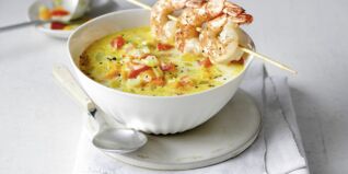 Currysuppe mit Garnelenspießen Currysuppe mit Garnelenspießen