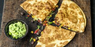 Bohnen-Quesadilla mit Guacamole