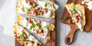Low Carb Flammkuchen mit Speck und Frühlingszwiebeln Blumenkohlflammkuchen