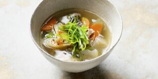 Misosuppe mit Schweinebauch und Wurzelgemüse