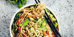 Asia-Wok-Nudeln mit buntem Gemüse Asia-Wok-Nudeln mit buntem Gemüse