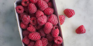 Himbeeren im Pappschälchen
